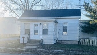 321 N East St in Jacksonville, IL - Building Photo