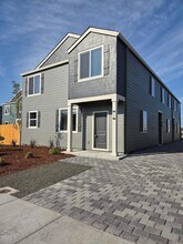 2744 SE Lyon St in Albany, OR - Building Photo - Building Photo