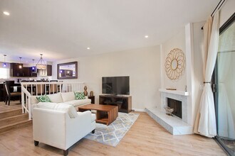 21820 Marylee St in Woodland Hills, CA - Foto de edificio - Building Photo