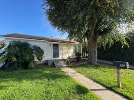 54 San Clemente St in Ventura, CA - Building Photo