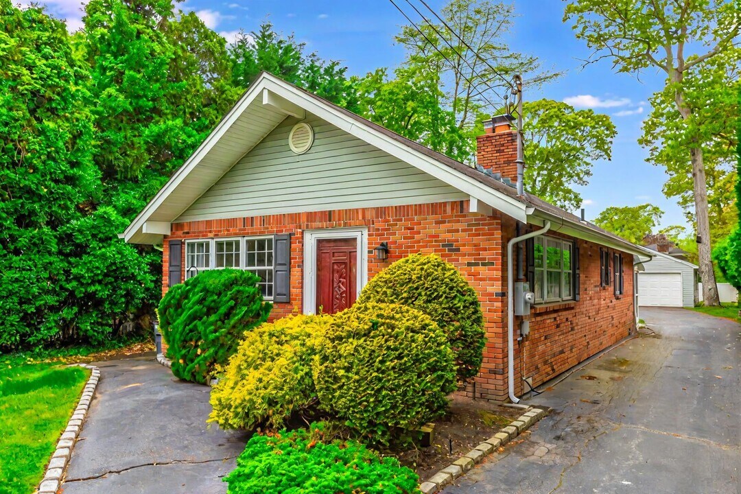 190 Vanderbilt Blvd in Oakdale, NY - Building Photo