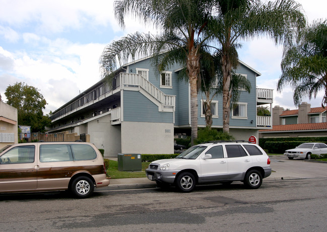 301 W Mountain View Ave in La Habra, CA - Building Photo - Building Photo