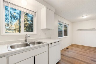 695 SE Centennial St in Bend, OR - Foto de edificio - Building Photo