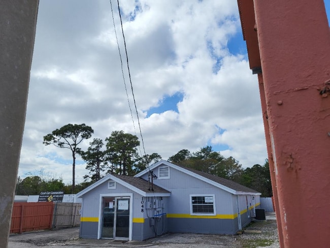 property at 1048 N US Hwy 17 92