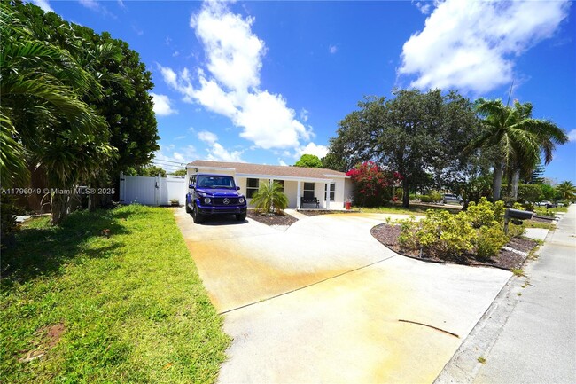 6941 Boston Dr in Atlantis, FL - Foto de edificio - Building Photo