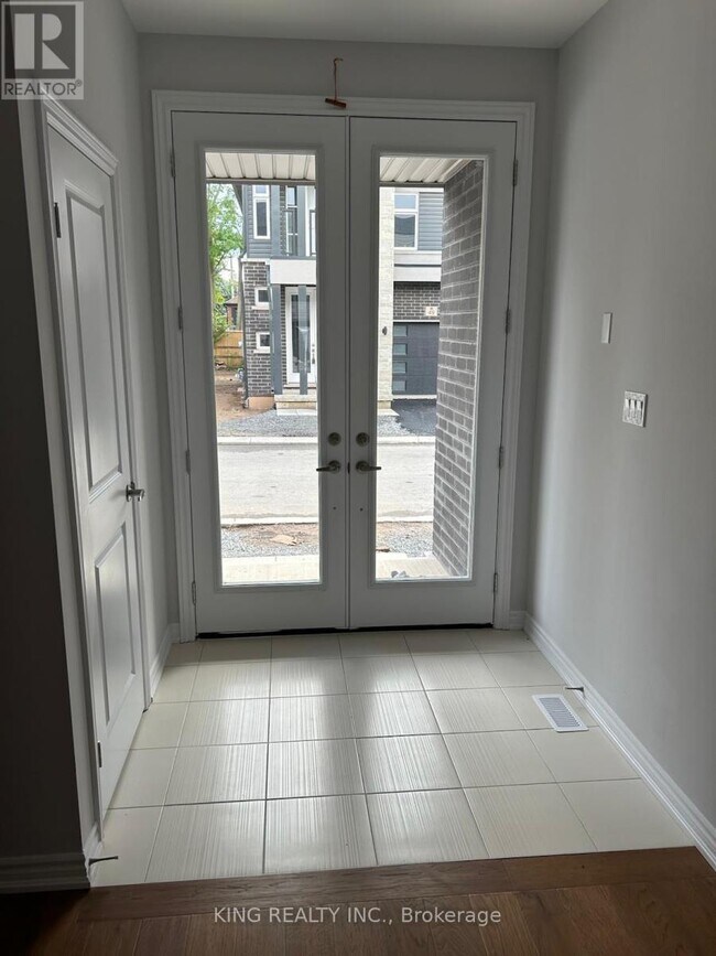 5672 Dorchester Rd in Niagara Falls, ON - Building Photo - Building Photo