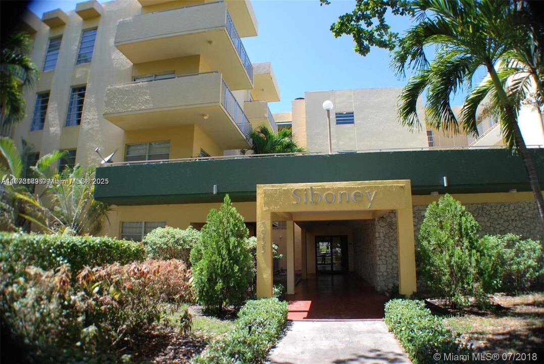 1955 NE 135th St in North Miami, FL - Building Photo