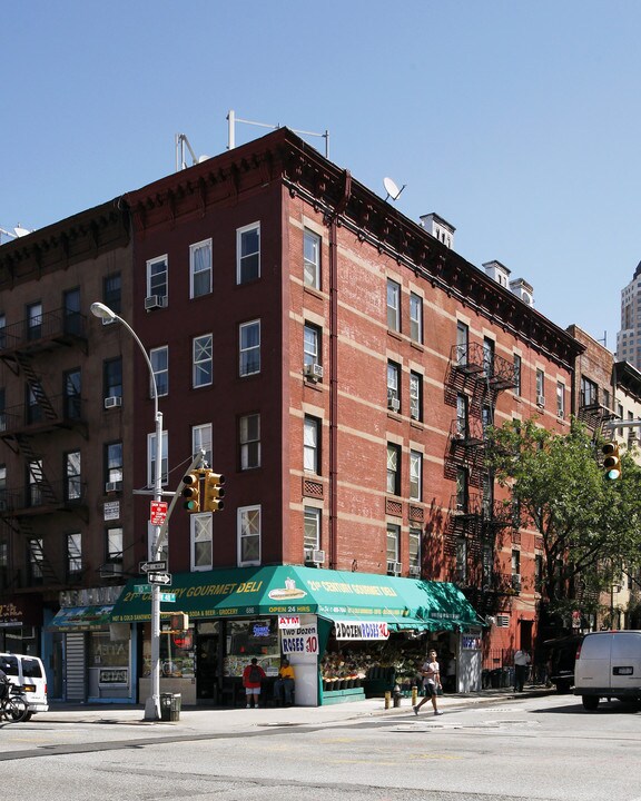 686 Tenth Ave in New York, NY - Building Photo