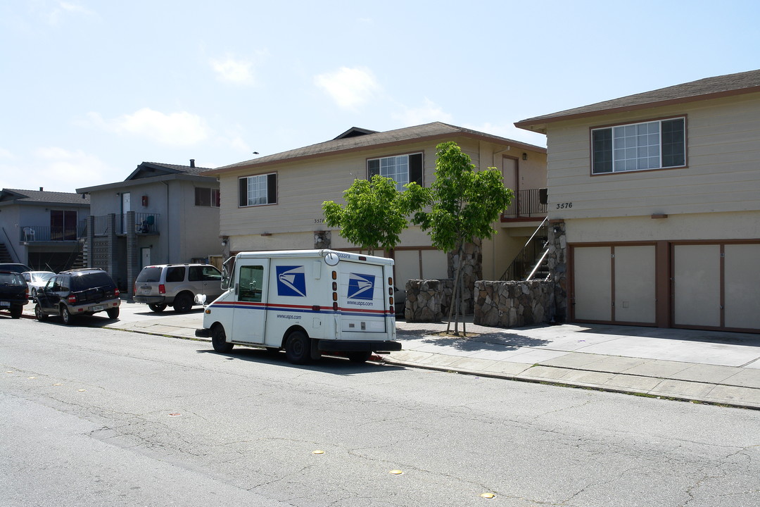 3576 Rolison Rd in Redwood City, CA - Building Photo