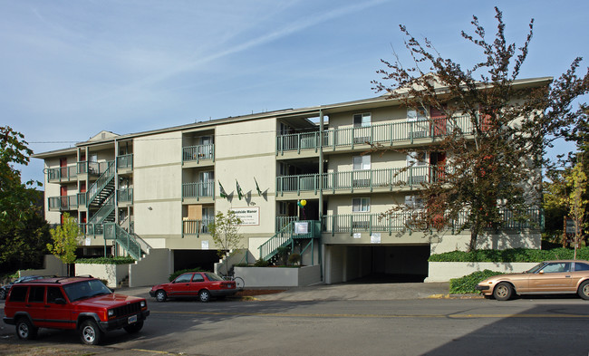 Woodside Manor in Eugene, OR - Building Photo - Building Photo