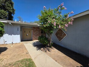 240 N Bollinger St in Visalia, CA - Building Photo - Building Photo