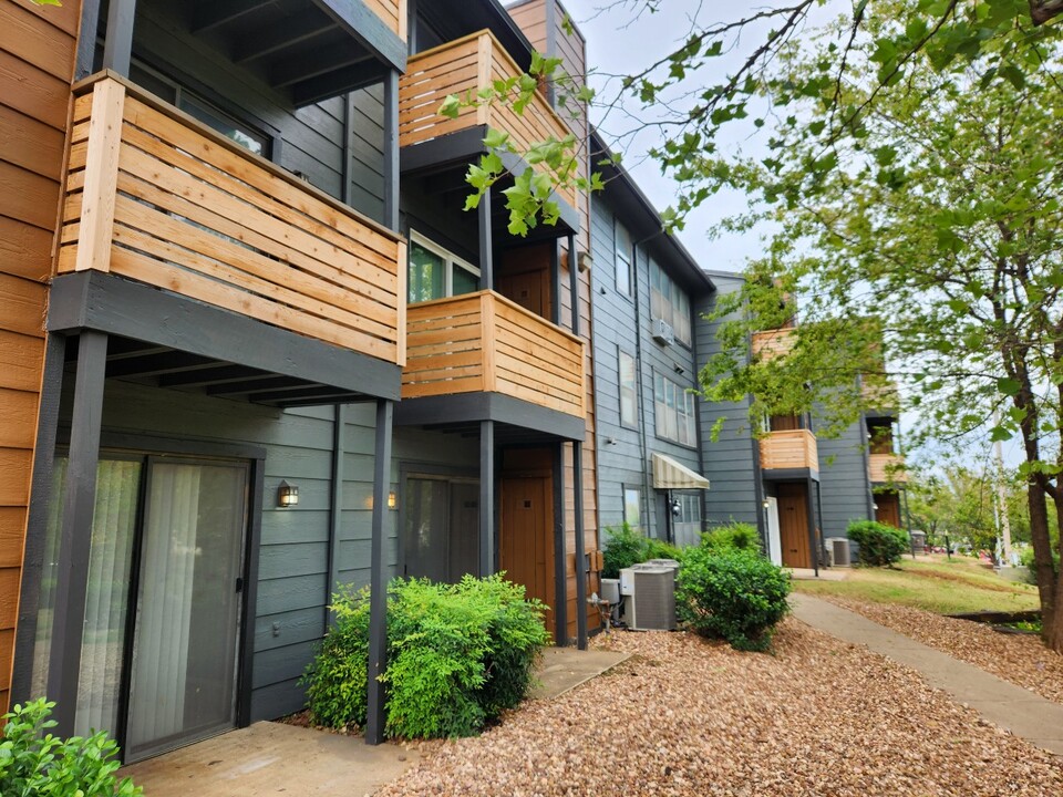 The Lodge Apartments in Tulsa, OK - Building Photo