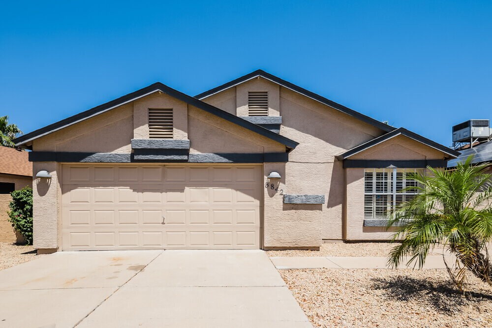 8842 W Grovers Ave in Peoria, AZ - Building Photo