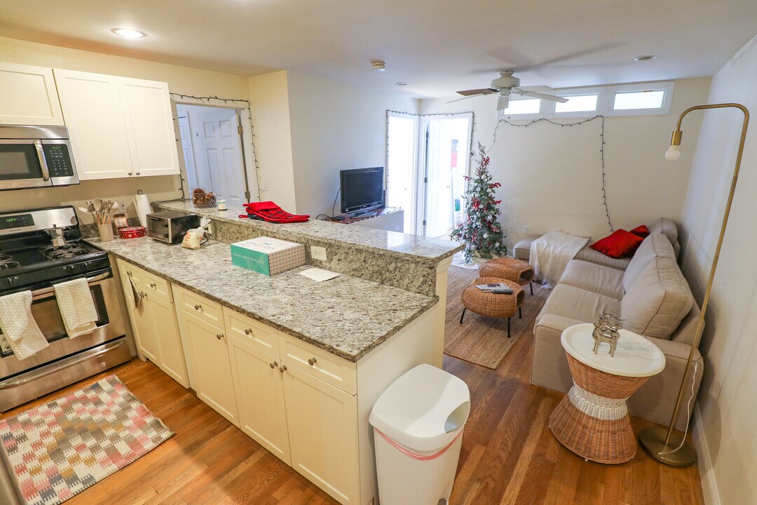 33 Egmont St, Unit 4 in Brookline, MA - Building Photo