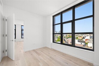 29 Huron St, Unit 10JE in Brooklyn, NY - Building Photo - Building Photo