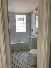 2163 N 62nd St, Unit Upper in Wauwatosa, WI - Foto de edificio - Building Photo