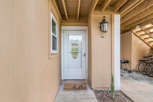 1051 S Highland St, Unit 4B in Mount Dora, FL - Building Photo