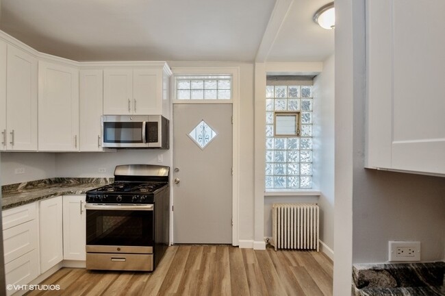 4831 W Roscoe St-Unit -2 in Chicago, IL - Foto de edificio - Building Photo