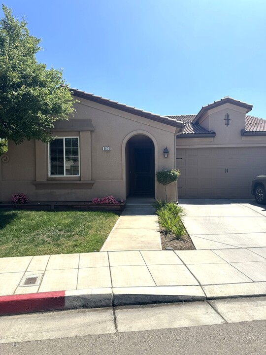 3676 Saginaw Ave in Clovis, CA - Building Photo