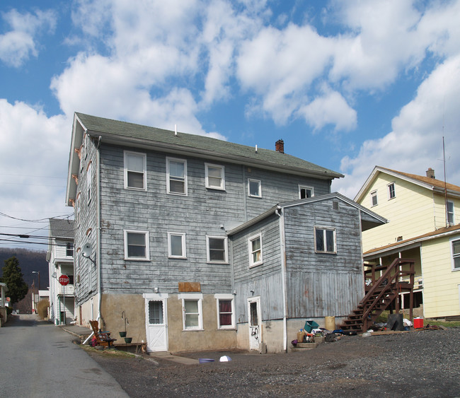 438 W Market St in Williamstown, PA - Building Photo - Building Photo