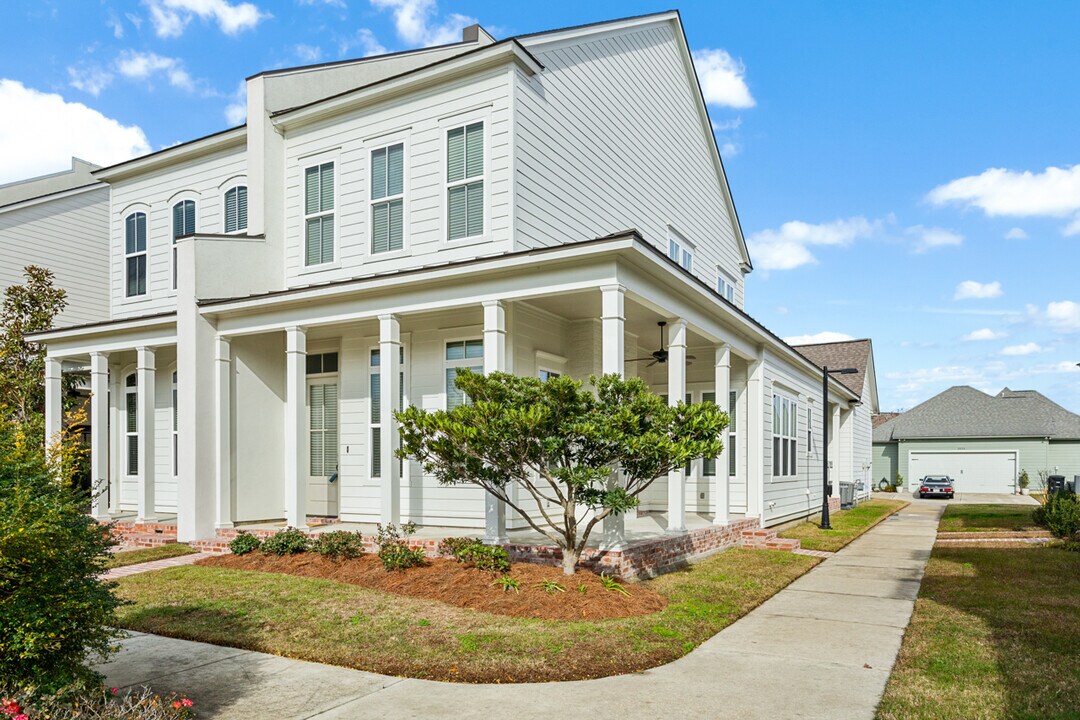 2048 Perennial Ln in Baton Rouge, LA - Building Photo