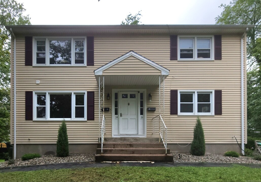 14 Lownds Dr in Windsor Locks, CT - Building Photo