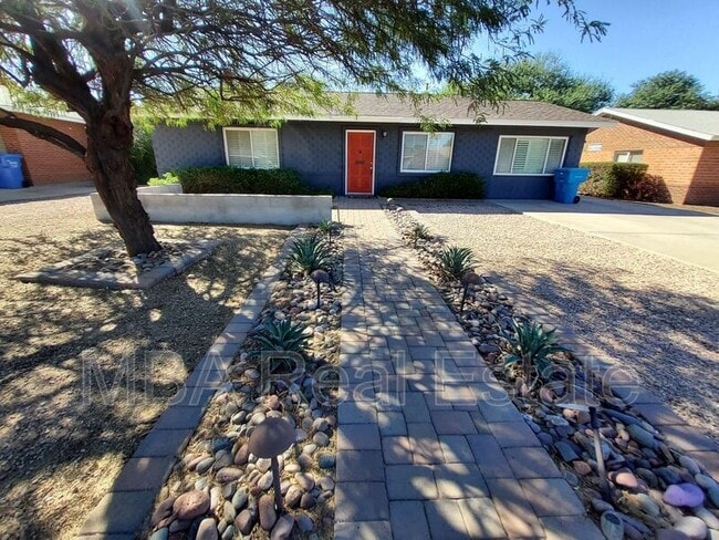 property at 2225 E Glenrosa Ave