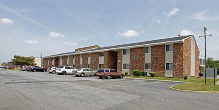 Miramar Apartments in Norfolk, VA - Foto de edificio - Building Photo