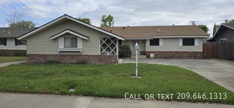 1704 Crestview Dr in Modesto, CA - Foto de edificio