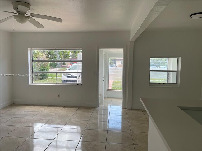 2329 NE 173rd St in North Miami Beach, FL - Foto de edificio - Building Photo