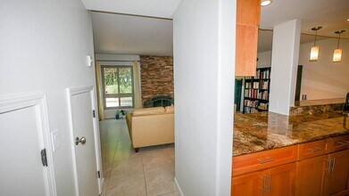 8946 Caminito Verano in San Diego, CA - Foto de edificio - Building Photo