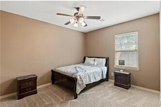 3021 Towers Pkwy in College Station, TX - Foto de edificio - Building Photo