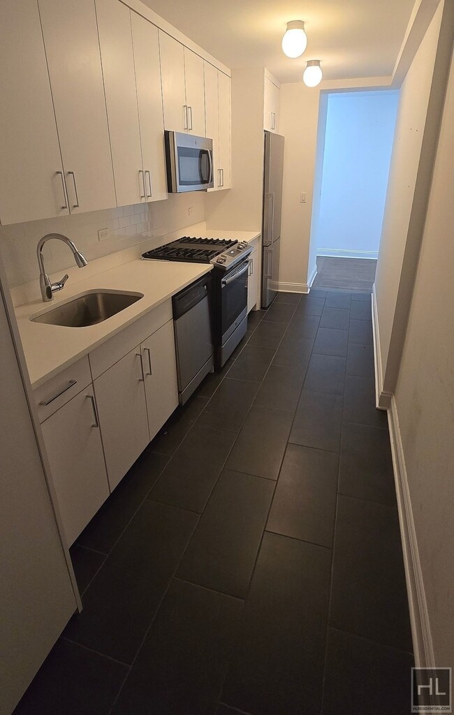 5th AVE & 9th St spacious 1BR/1BA in High in New York, NY - Building Photo - Building Photo