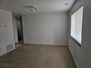 215 N 400 W in Ferron, UT - Foto de edificio - Building Photo