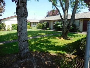 Hollywood Park Apartments in Salem, OR - Building Photo - Building Photo