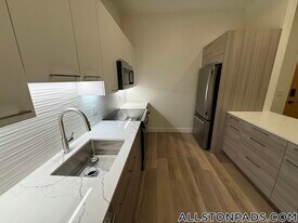 1079 Commonwealth Ave in Boston, MA - Building Photo