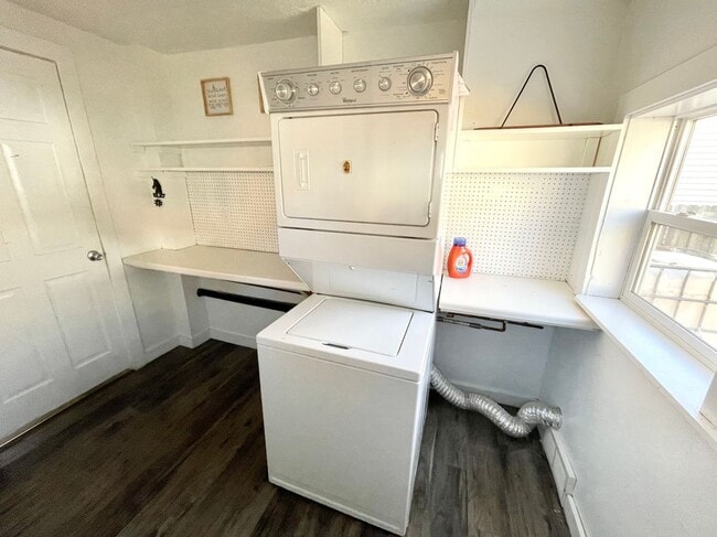 2462 S 38th Ave in Omaha, NE - Building Photo - Building Photo