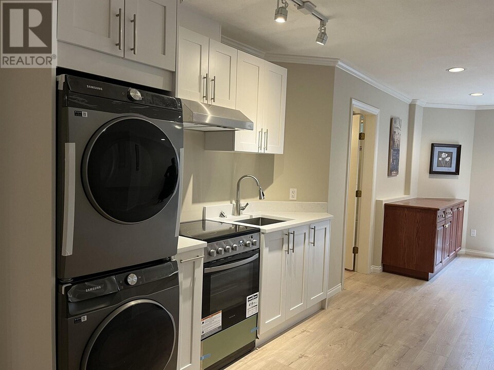 6465 Malvern Ave in Burnaby, BC - Building Photo