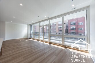 1620 W Grand Ave, Unit 2W in Chicago, IL - Foto de edificio - Building Photo