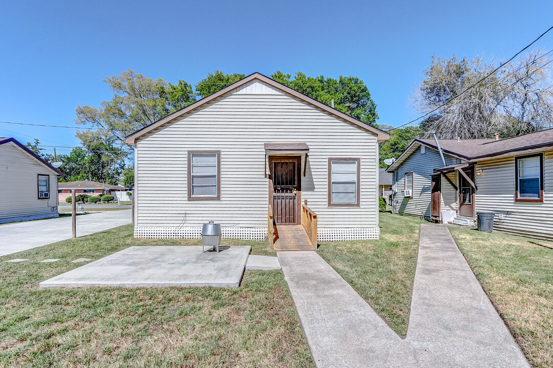 233 Cypress Ave in Crosby, TX - Building Photo