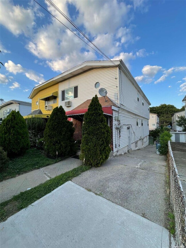 709 Pine St-Unit -2nd Fl in Brooklyn, NY - Foto de edificio - Building Photo