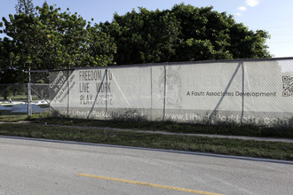 Liberty Park Lofts in Dania Beach, FL - Foto de edificio - Building Photo