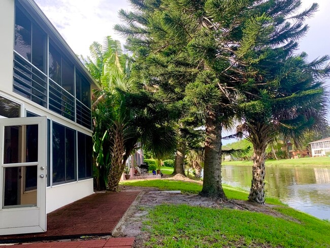 73 Sheffield D in West Palm Beach, FL - Building Photo - Building Photo