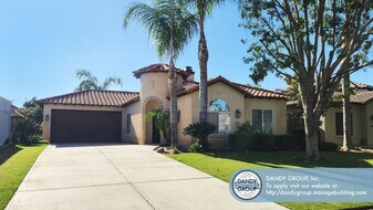 307 Villa Elegante Dr in Bakersfield, CA - Building Photo