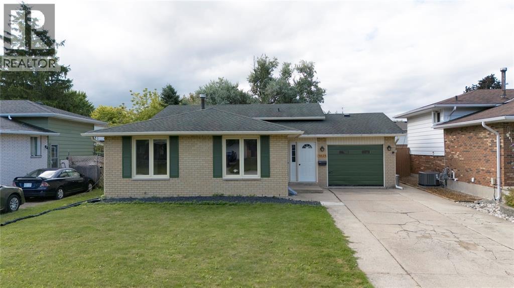1025 Frost Ave in Sarnia, ON - Building Photo