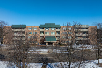 The Regency Square Apartments in Elk Grove Village, IL - Building Photo - Building Photo