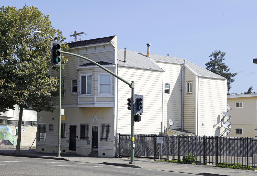 8500 International Blvd in Oakland, CA - Building Photo