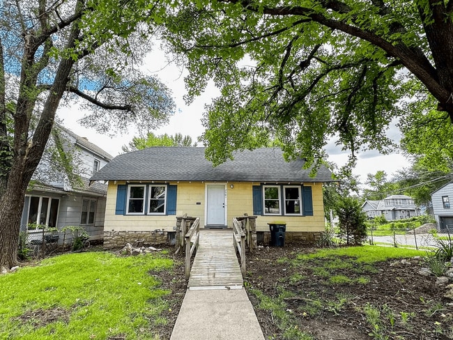 2401 E 69th Terrace