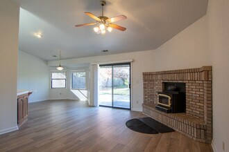 4386 Songbird Way in Redding, CA - Building Photo - Building Photo