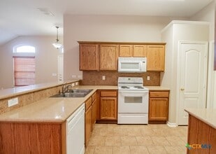 304 Yosemite Dr in Victoria, TX - Building Photo - Building Photo